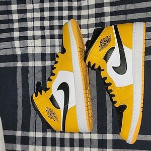 Air Jordan 1 Mid. Yellow/Black. Men Size 10.5